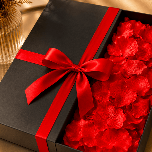 Opakowanie premium wypełnione płatkami róż - Emmygift.pl