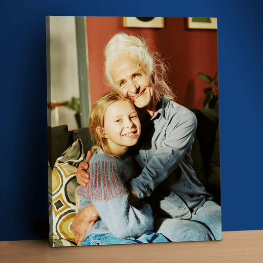 Zdjęcie wnuczki z ukochaną babcią - personalizowany druk na płótnie dla babci - Emmygift.pl
